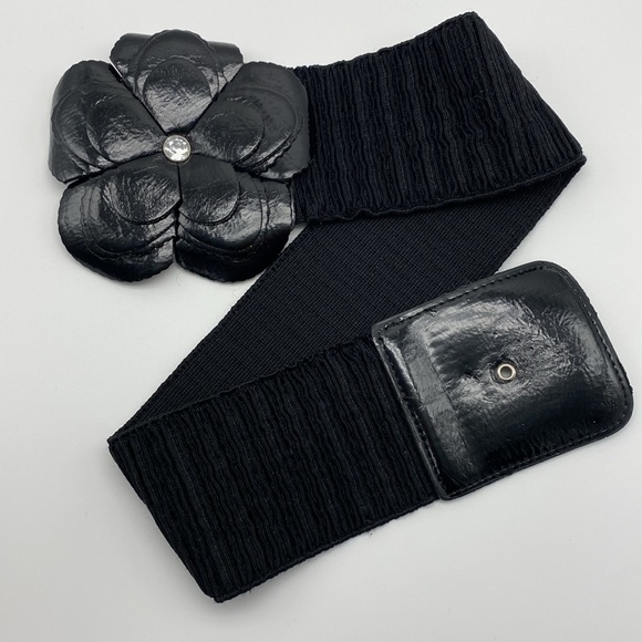 Womens Black Wide Elastic Stretch Waistband BELT Shiny FauxLeather Flower Buckle - Picture 2 of 10